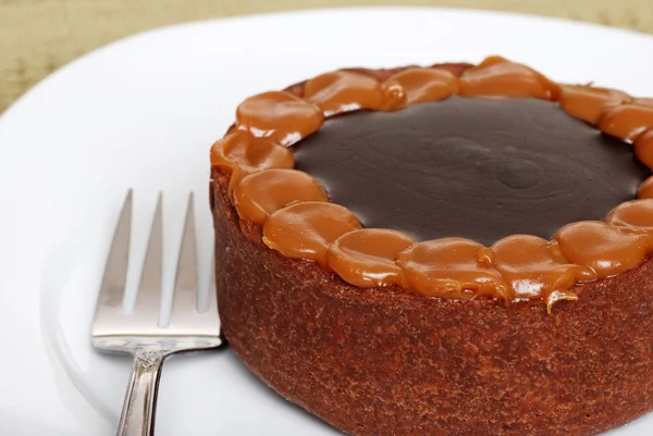 Шоколадный торт из ирисок на тарелке с вилкой — стоковое фото