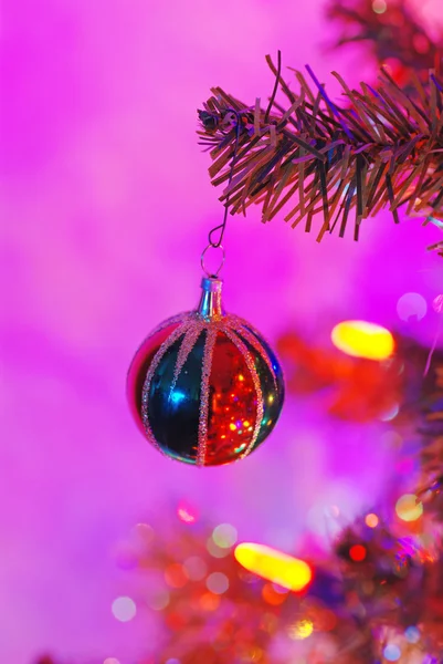 Weihnachtsdekoration am Baum — Stockfoto