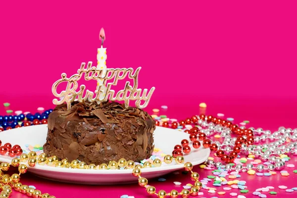 Close-up de um bolo de aniversário de chocolate com decorações — Fotografia de Stock