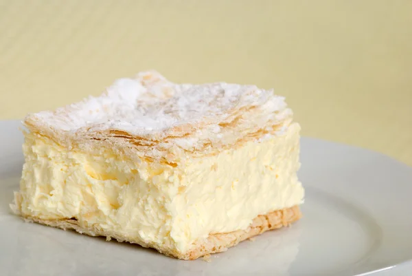 Gros plan du carré de gâteau à la crème sur une assiette — Photo