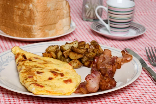 Close up de uma omelete com bacon e batatas fritas em casa — Fotografia de Stock