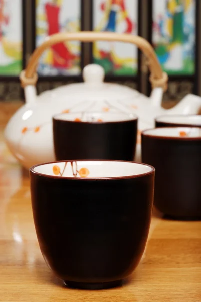 Крупним планом азіатська чашка чаю з набором на задньому плані — стокове фото