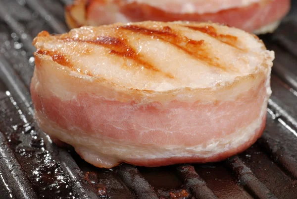 Closeup spek gewikkeld kip op de grill — Stockfoto