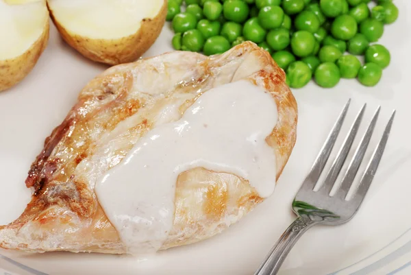 Closeup gebakken kip met champignonsaus — Stockfoto