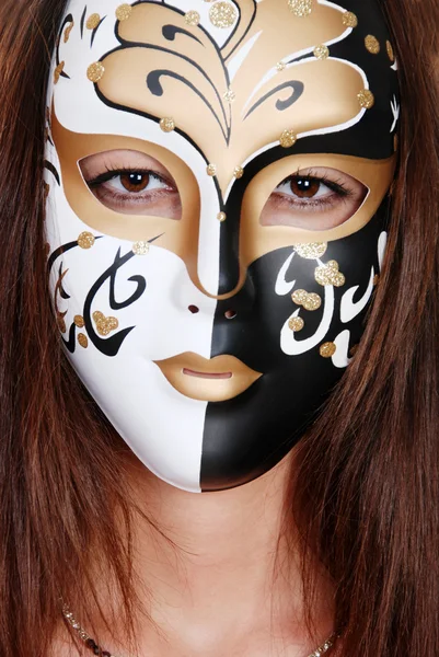 Closeup morena vestindo uma máscara branca e preta dourada — Fotografia de Stock