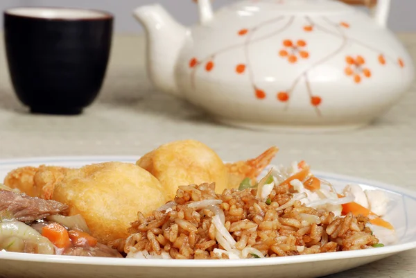 Närbild tallrik med kinesisk mat — Stockfoto