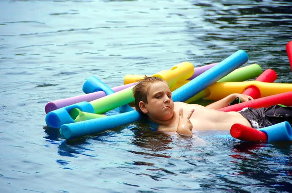 Cool Boy flottant sur la rivière — Photo