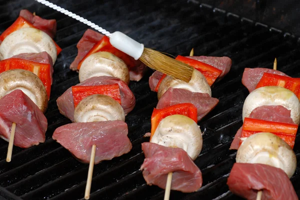 Cucinare carne di manzo kabobs sul barbecue concentrarsi sulla spazzola — Foto Stock