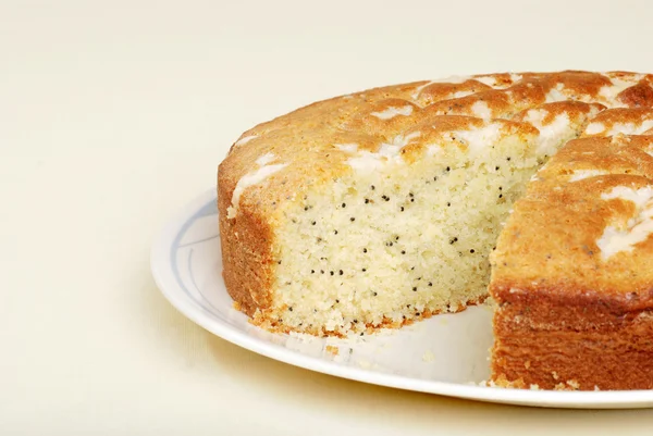 Citroen-papaver zaad cake snijden — Stockfoto