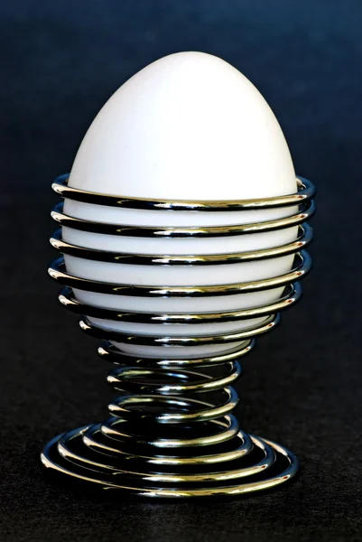 Jajko z ciemnym tłem — Zdjęcie stockowe