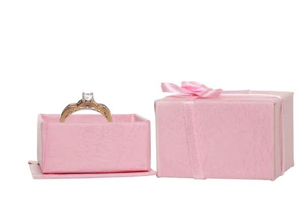 Διαμαντένιο δαχτυλίδι αρραβώνων σε ένα ροζ κουτί κοσμήματα — Φωτογραφία Αρχείου