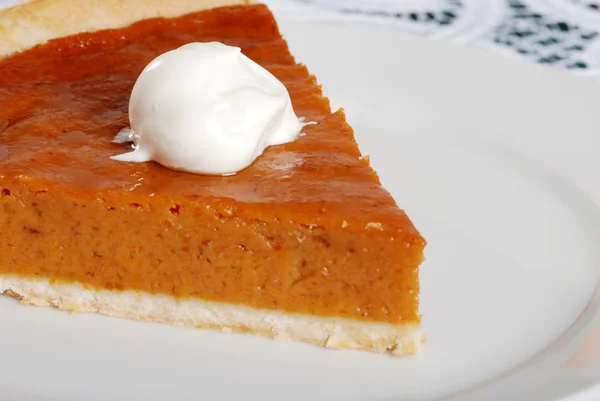 Dessert topping on pumpkin pie focus on whip cream — Stock Photo, Image