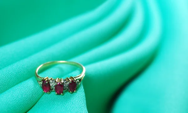 Алмазное и рубиновое кольцо на зеленом — стоковое фото