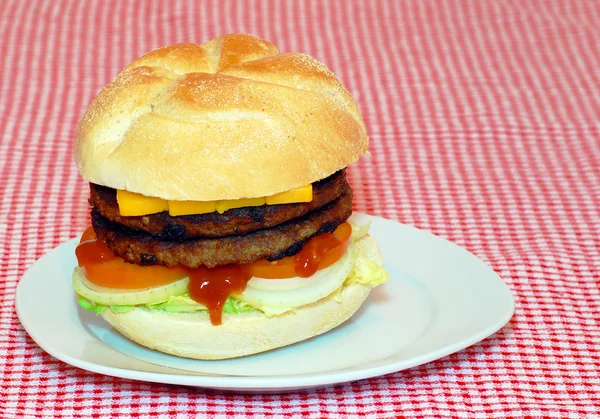 접시에 두 배 햄버거 — 스톡 사진