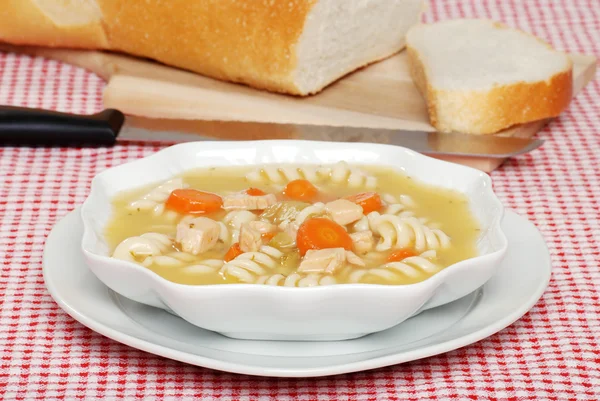 Домашний куриный суп из макарон — стоковое фото