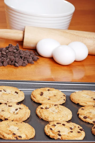 Zelfgemaakte chocolade koekjes met ingrediënten — Stockfoto