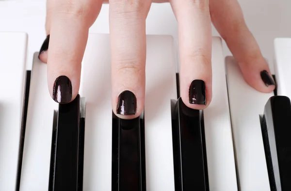 Пальці на клавішах піаніно — стокове фото