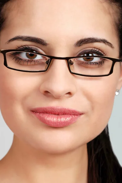 Kopfschuss spanische Frau mit Brille — Stockfoto