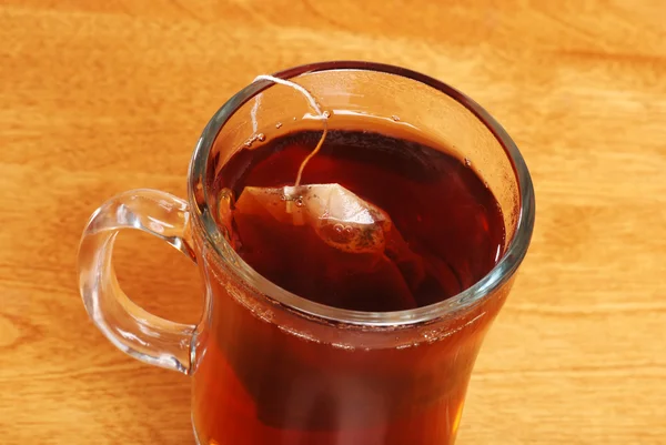 Високий кут огляду скляний чашка чаю з мішком — стокове фото