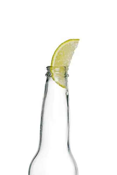Garrafa de cerveja isolada com limão — Fotografia de Stock