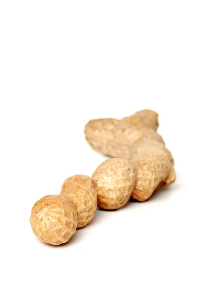 Amendoins isolados na casca — Fotografia de Stock