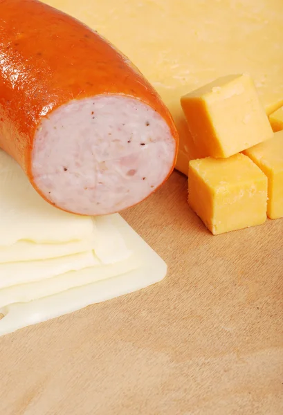 Kielbasa с двумя видами сыра — стоковое фото
