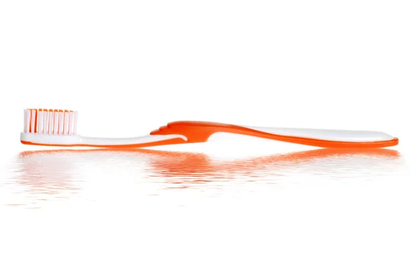 Зубная щетка с отражением воды — стоковое фото