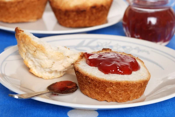 Tea biscuit with strawberry jam — Stock Photo, Image