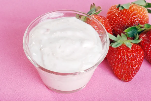 Ovanifrån jordgubbar och yoghurt — Stockfoto