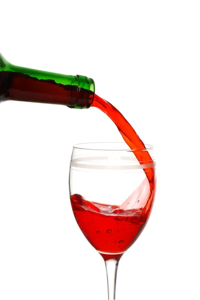 Vino versato in un bicchiere di vino — Foto Stock