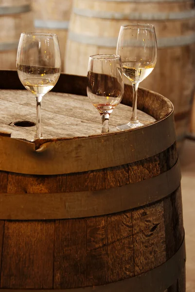 Copos de vinho em um barril de vinho velho — Fotografia de Stock