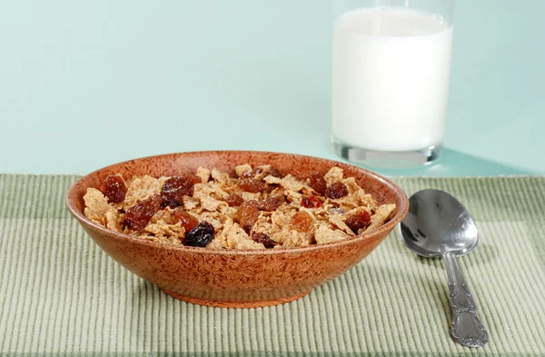Bran and raisin cereal in brown bowl — Stock Photo, Image