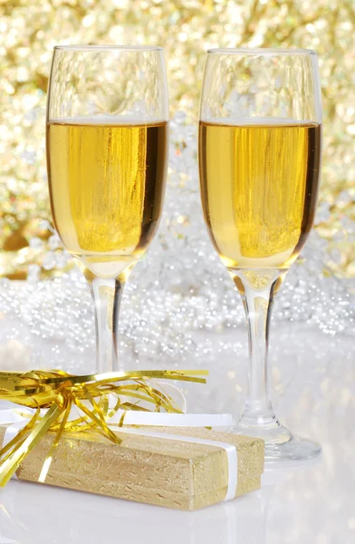 Champagne with a gift — Stock Photo, Image