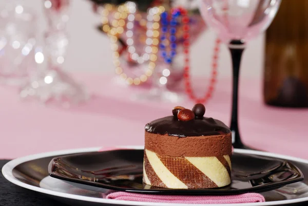 Schokolade Trüffelkuchen Dessert mit Nüssen — Stockfoto
