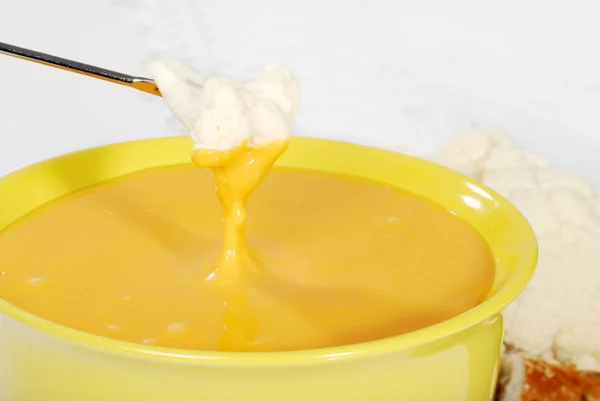 Primer plano de fondue de queso con coliflor — Foto de Stock