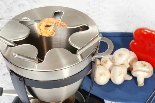 Camarones cocidos con tenedor de fondue — Foto de Stock