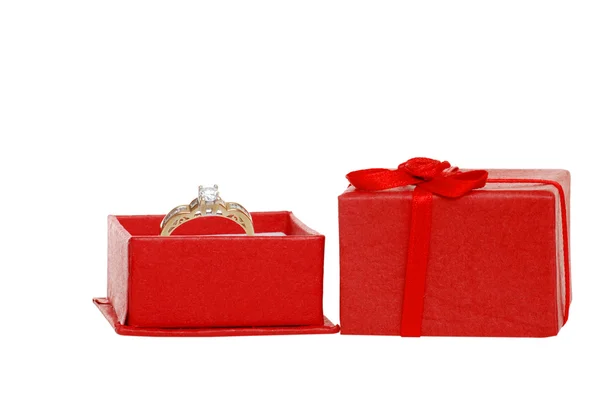 Діамантове кільце в червоній коробці для ювелірних виробів — стокове фото