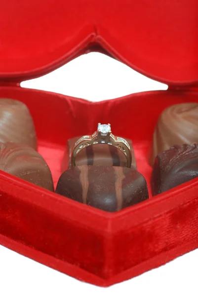 초콜릿 상자에서 다이아몬드 약혼 반지 — 스톡 사진