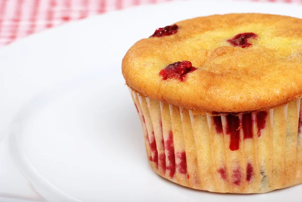 Tranbär muffin på en tallrik — Stockfoto