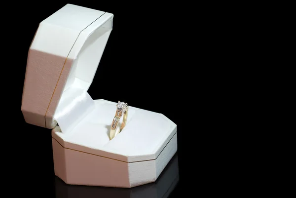 Anello diamante in una scatola — Foto Stock