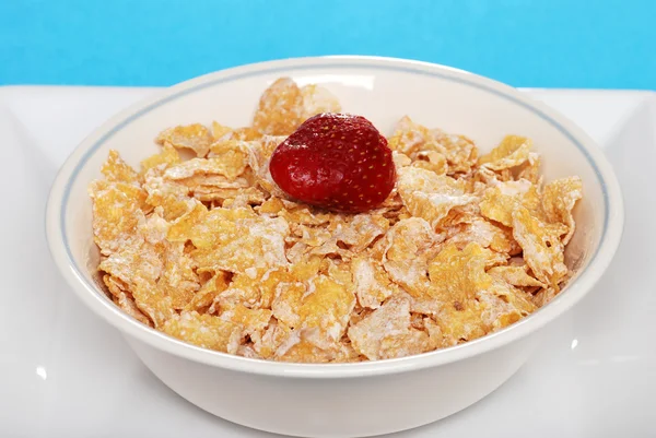 Closeup of a bowl of flaky cereal with strawberry — Stock Photo, Image