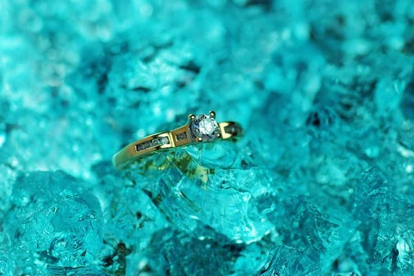氷の上でダイヤの指輪 — ストック写真