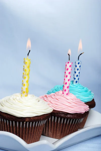 Closeup de 3 cupcakes de chocolate de aniversário coloridos — Fotografia de Stock