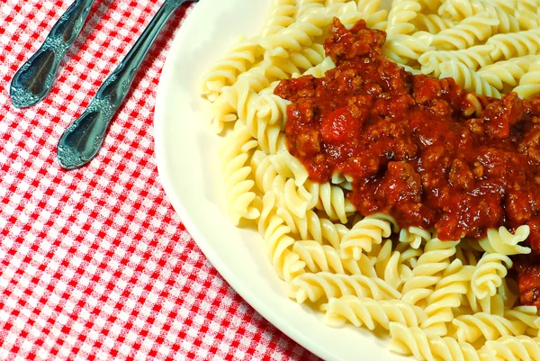 Fusilli noedels met vlees saus op een bord — Stockfoto
