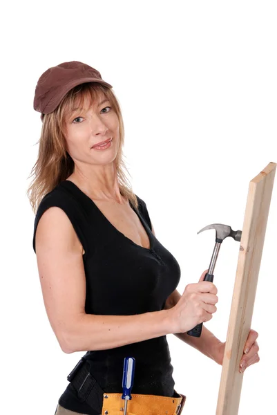 Female construction worker hammering — Stock Photo, Image