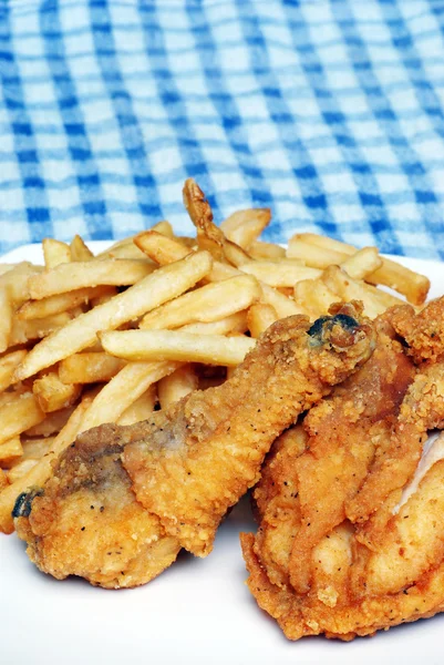 Eldade kyckling med pommes frites på nära håll — Stockfoto