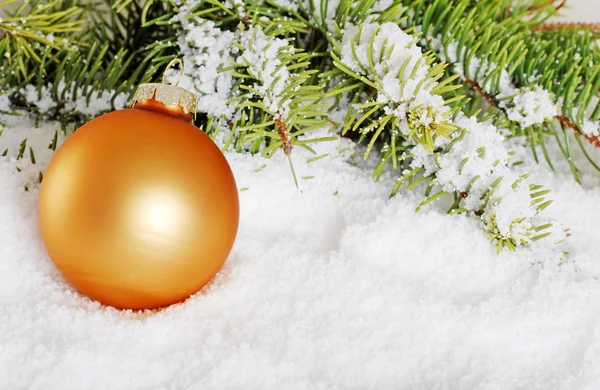 Palla di Natale in oro nella neve — Foto Stock