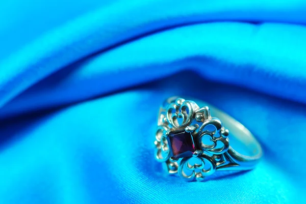 Γρανάτη δαχτυλίδι σε μπλε — Φωτογραφία Αρχείου