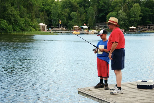 爷爷和孙子钓鱼 — 图库照片
