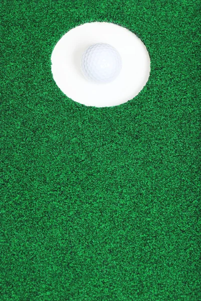 Pelota de golf en el hoyo — Foto de Stock
